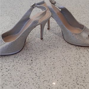 🆕 Le Chateau Silver Heels!!! Grey Sparkle Peep Toe Slingbacks !!!  Size 8
